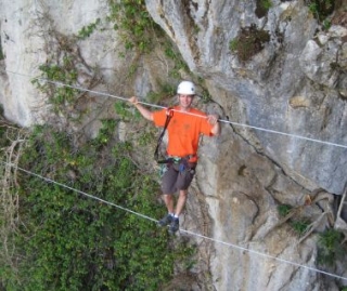  悬崖壁上的惊险小径 